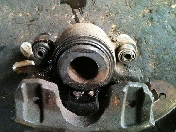 Braking Jitter Caused by Brake Drum Failure of Automobile Front Axle